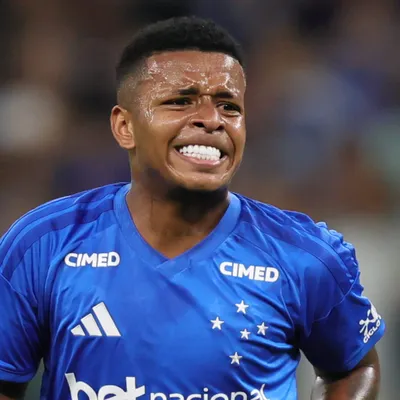 Arroyo posta foto beijando escudo após polêmica com o Barcelona