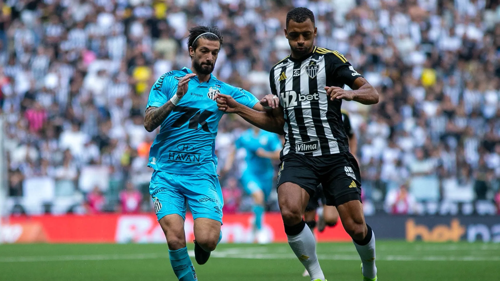 Lautaro Dias jogador do Santos durante partida contra o Atletico-MG no estadio Arena MRV pelo campeonato Brasileiro A 2025. Foto: Fernando Moreno/AGIF