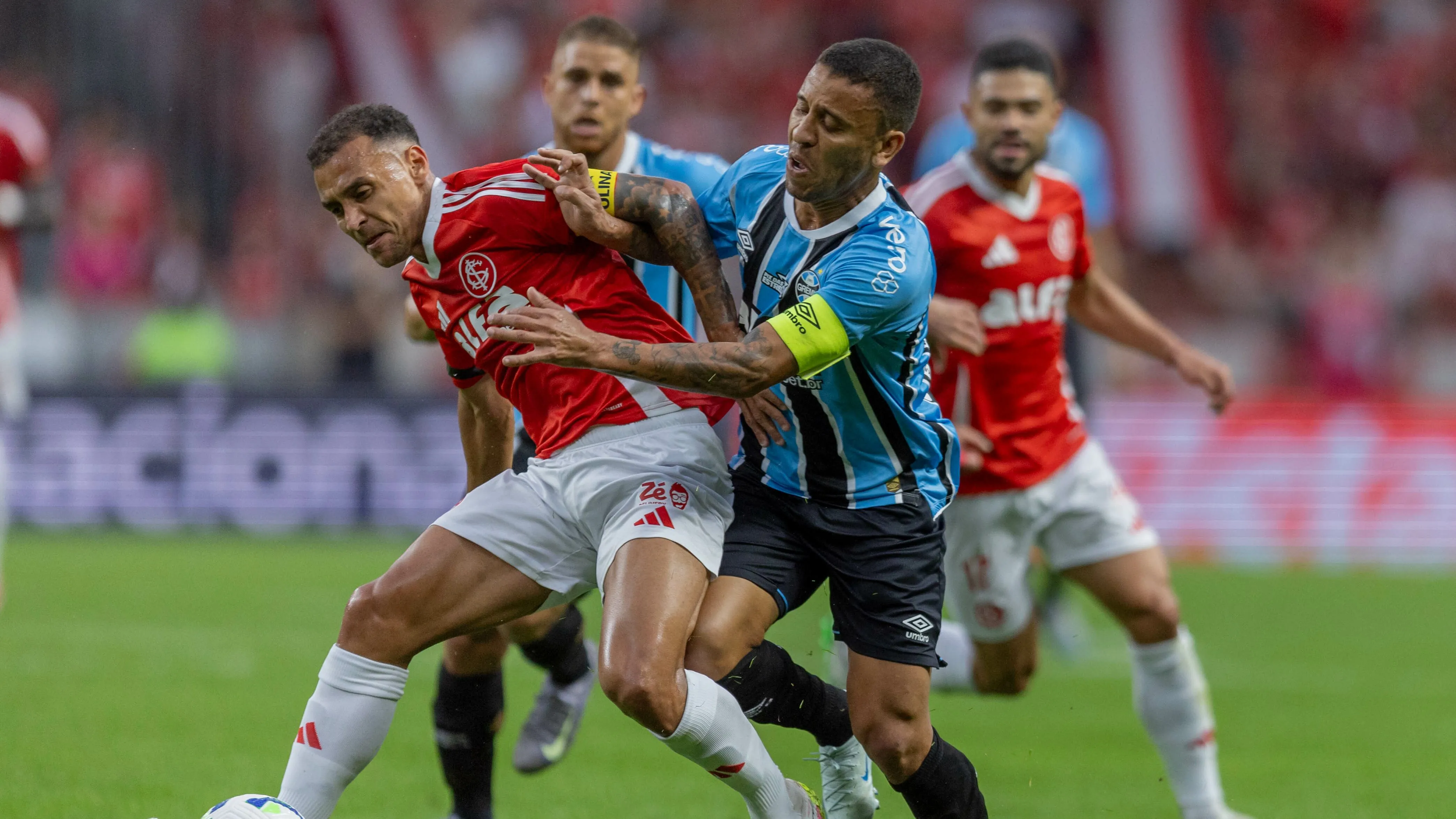 Alan Patrick jogador do Internacional disputa lance com Marcos Rocha jogador do Gremio durante partida no estadio Beira-Rio pelo campeonato Brasileiro A 2025. Foto: Liamara Polli/AGIF