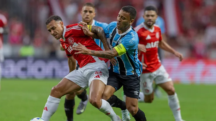 RS - PORTO ALEGRE - 21/09/2025 - BRASILEIRO A 2025, INTERNACIONAL X GREMIO - Alan Patrick jogador do Internacional disputa lance com Marcos Rocha jogador do Gremio durante partida no estadio Beira-Rio pelo campeonato Brasileiro A 2025. Foto: Liamara Polli/AGIF