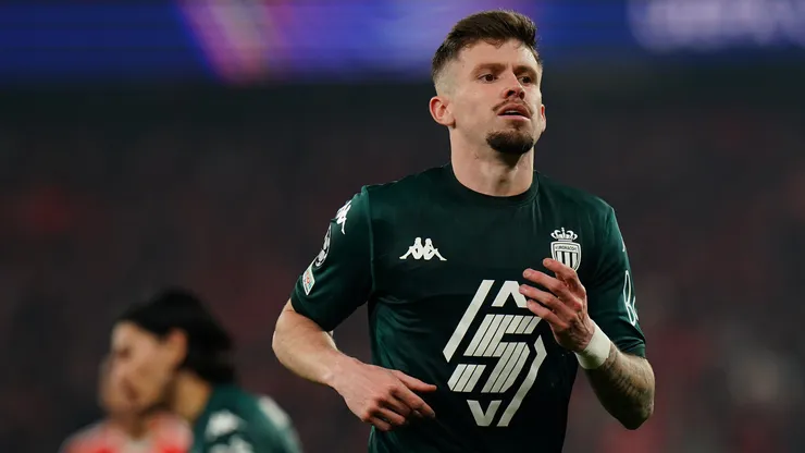 Lateral está no radar do time - Foto: Gualter Fatia/Getty Images
