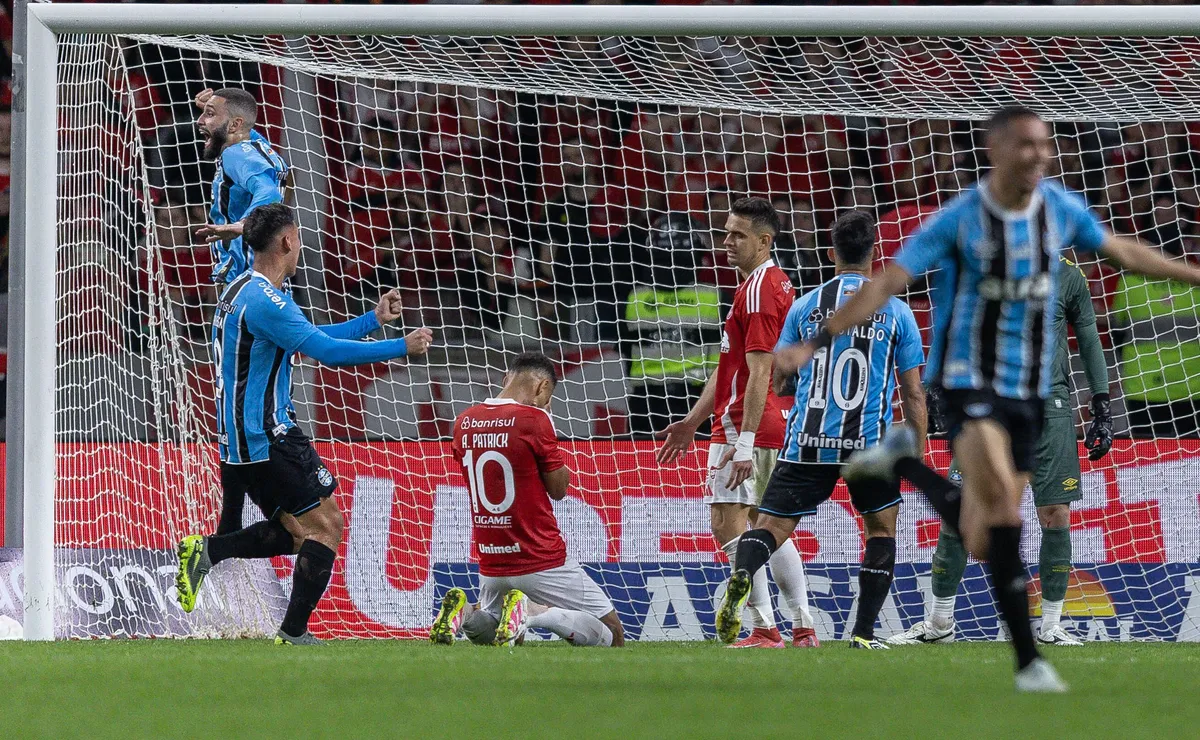 Última vitória do Grêmio no Beira-Rio teve cinco gols, expulsões e pênalti perdido nos acréscimos
