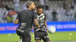 Neymar Jr. e Gabigol jogadores do Santos durante aquecimento antes da partida contra o Vasco no estadio Vila Belmiro pelo campeonato Brasileiro A 2026. Foto: Jota Erre/AGIF