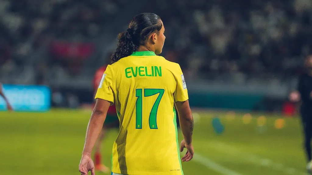Evelin Bonifacio em campo pela Seleção Feminina Sub-17