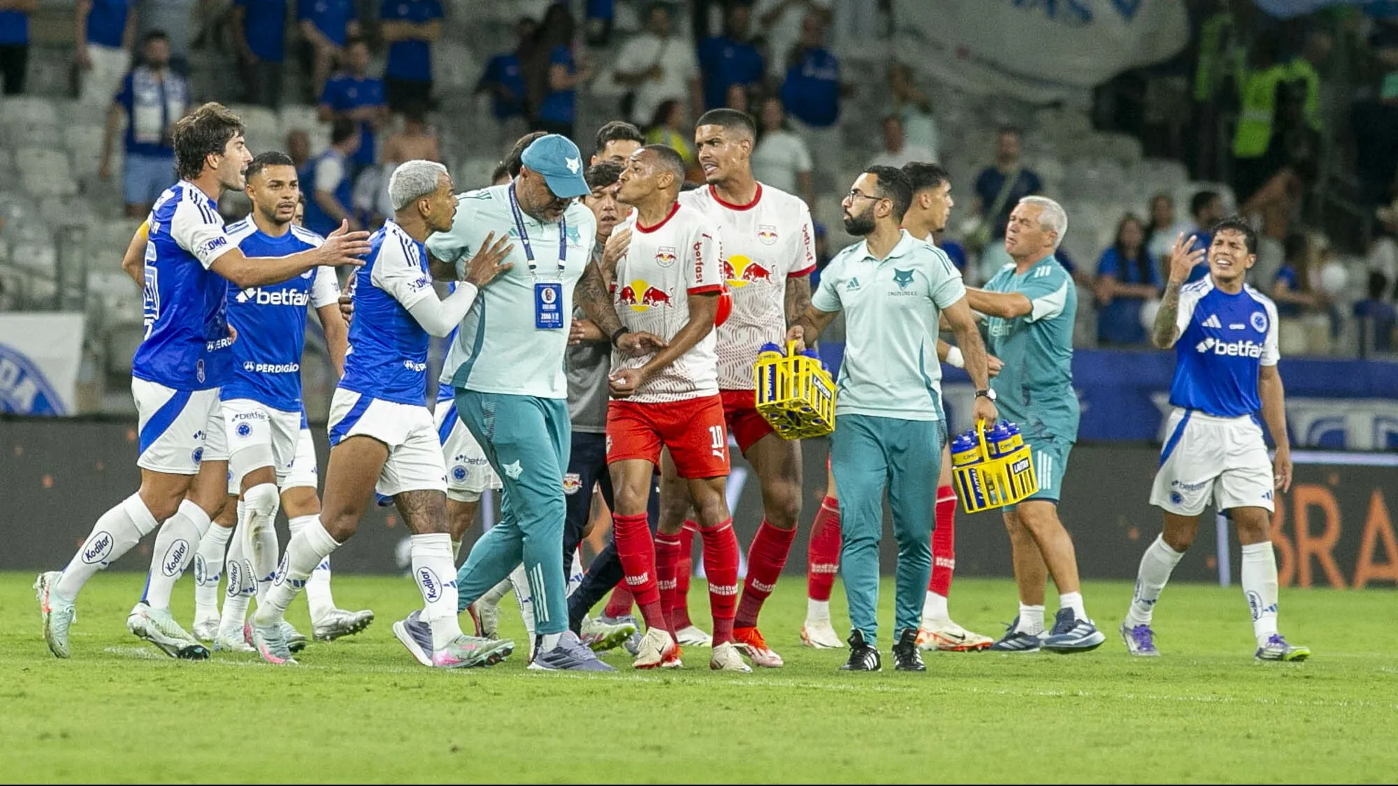 Matheus Pereira jogador do Cruzeiro durante partida contra o Bragantino no estadio Mineirao pelo campeonato Brasileiro A 2025. Foto: Fernando Moreno/AGIF