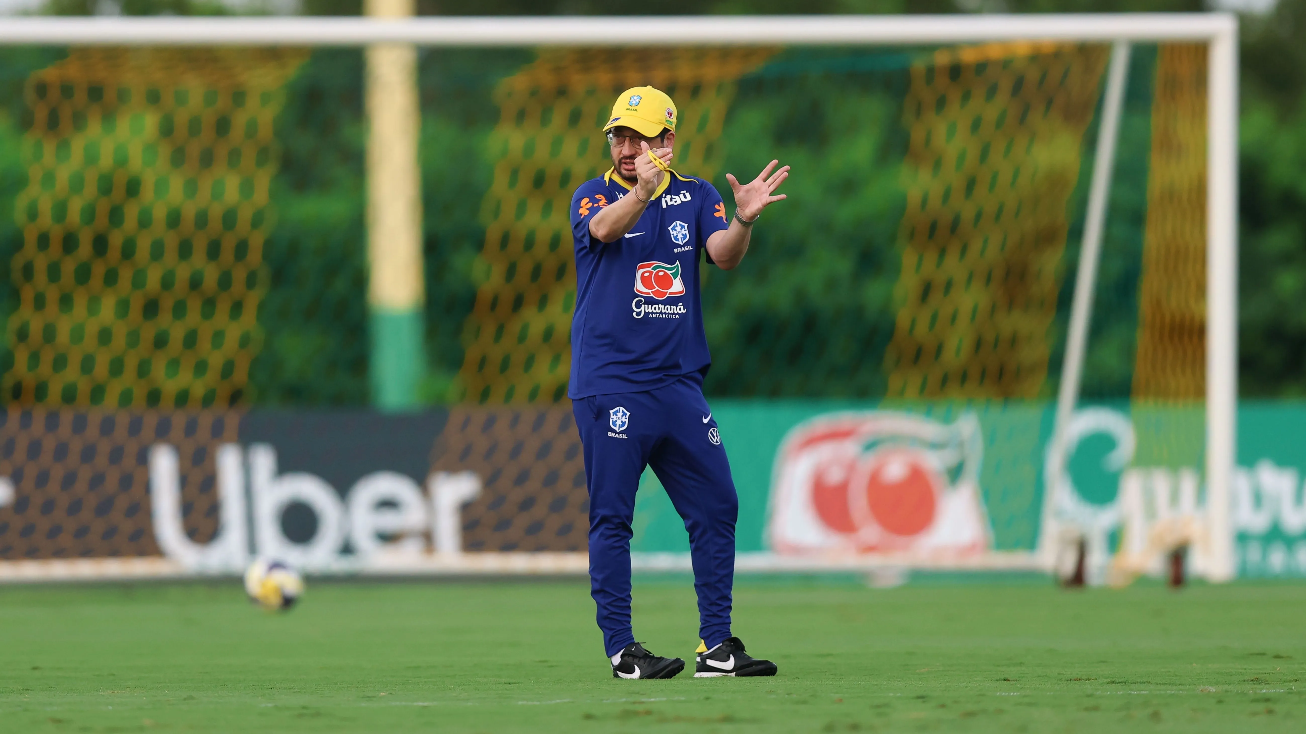 Treinador Arthur Elias comanda treino da Seleção Feminina em Cuiabá