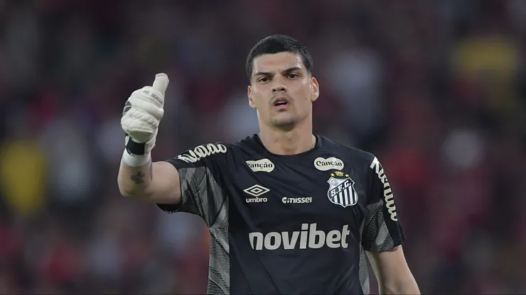 Gabriel Brazão goleiro do Santos durante partida contra o Flamengo no estadio Maracana pelo campeonato Brasileiro A 2026. Foto: Thiago Ribeiro/AGIF