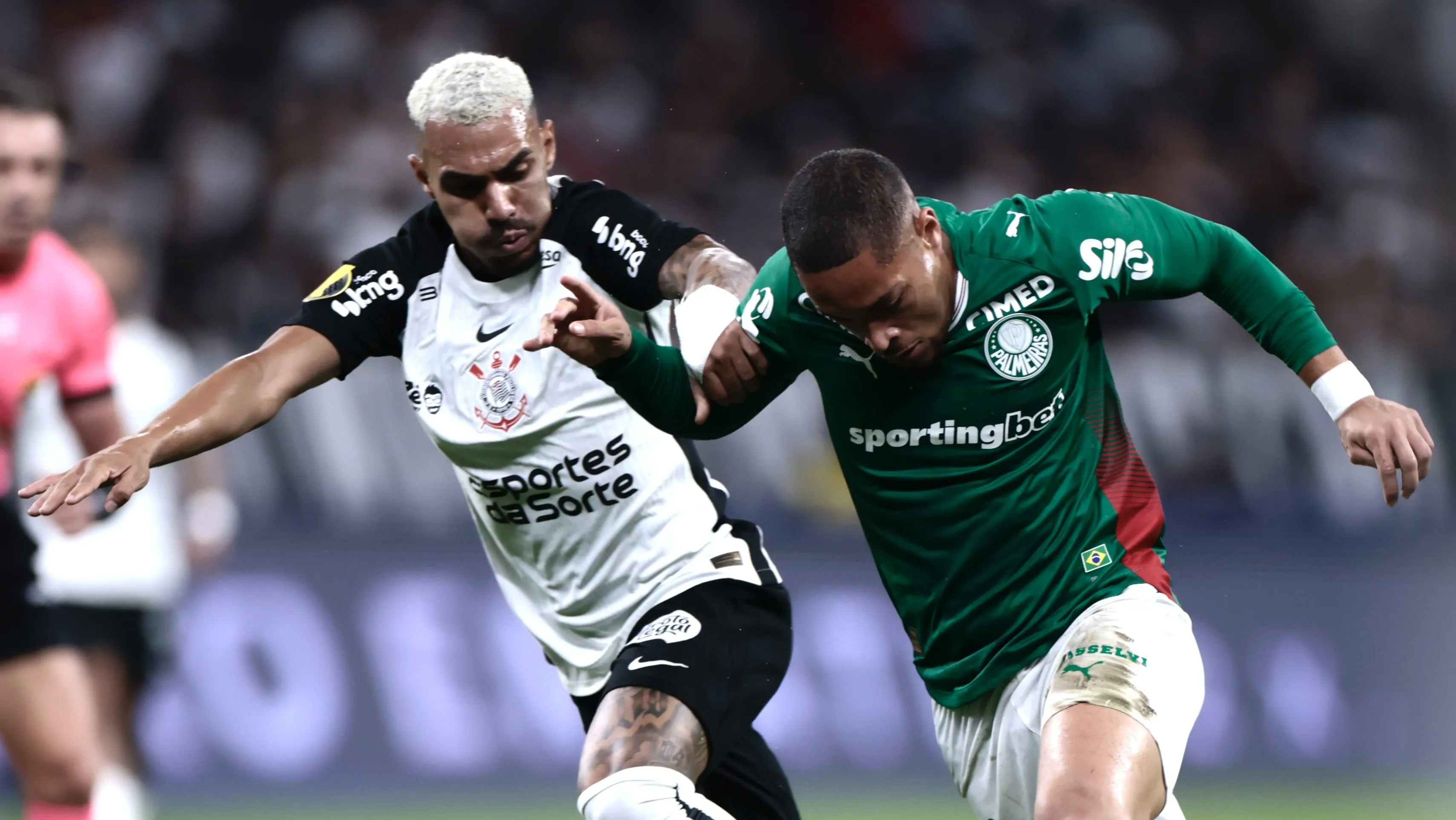 Matheusinho jogador do Corinthians disputa lance com Vitor Roque jogador do Palmeiras durante partida no estadio Arena Corinthians pelo campeonato Paulista 2026. Foto: Marcello Zambrana/AGIF