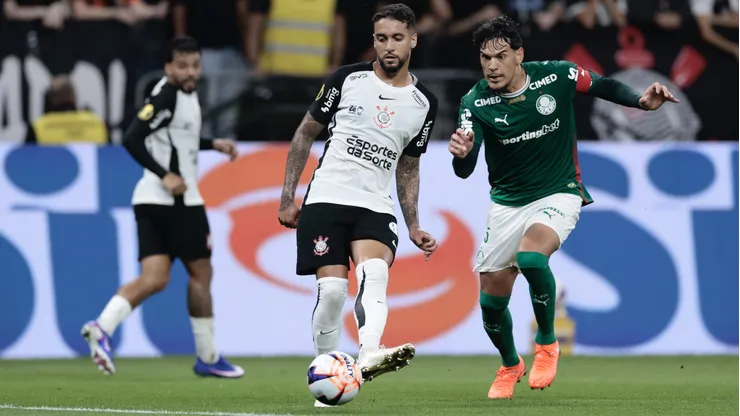 Matheus jogador do Corinthians disputa lance com Gustavo Gomez jogador do Palmeiras durante partida no estadio Arena Corinthians pelo campeonato Paulista 2026. Foto: Marcello Zambrana/AGIF