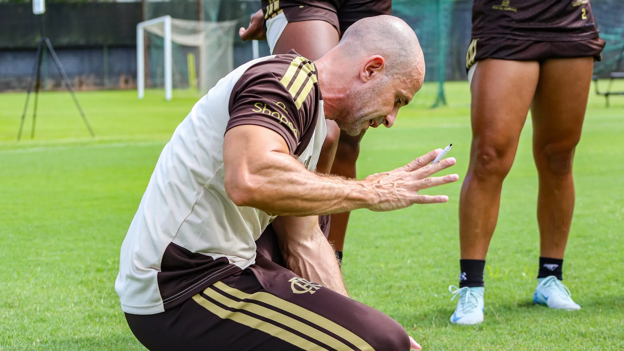 Treinador do Flamengo feminino, Celso Silva, em treino na Gávea