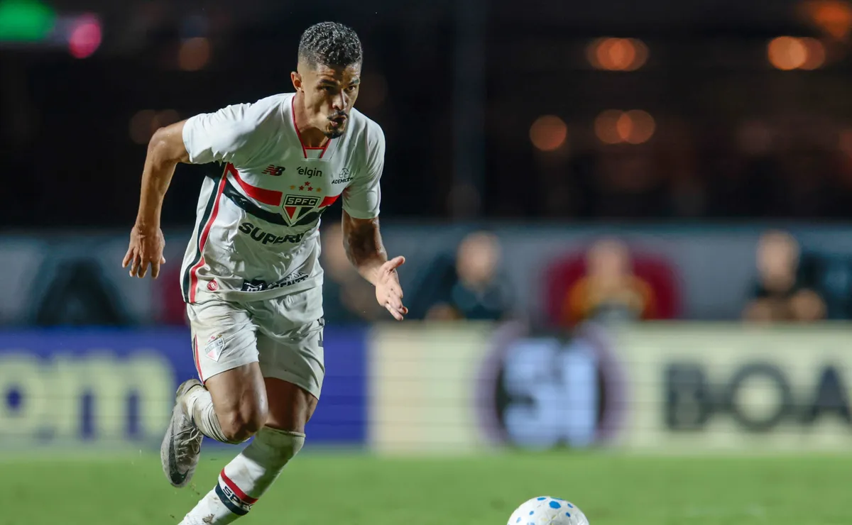 Lucas Ramon é expulso em Vitória x São Paulo após acertar chute na cabeça de Matheuzinho