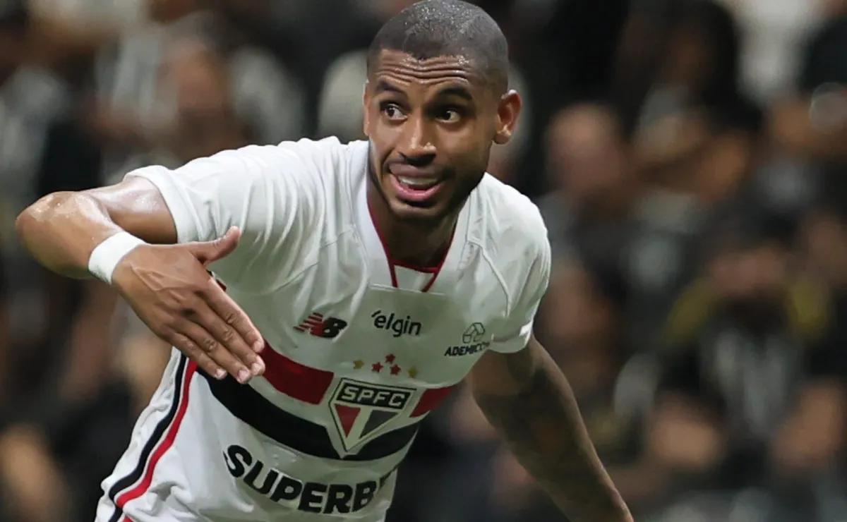 São Paulo sofre na bola aérea, perde para o Vitória e vê liderança mais distante