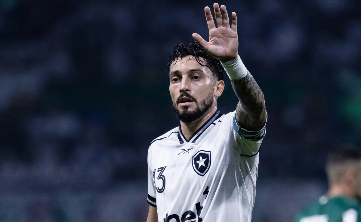 Botafogo ganha reforço com Alex Telles, define provável escalação e tem dúvidas no meio contra o Racing
