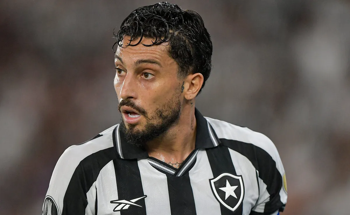 Botafogo pode ter mudanças contra o Coritiba, e Alex Telles segue como dúvida