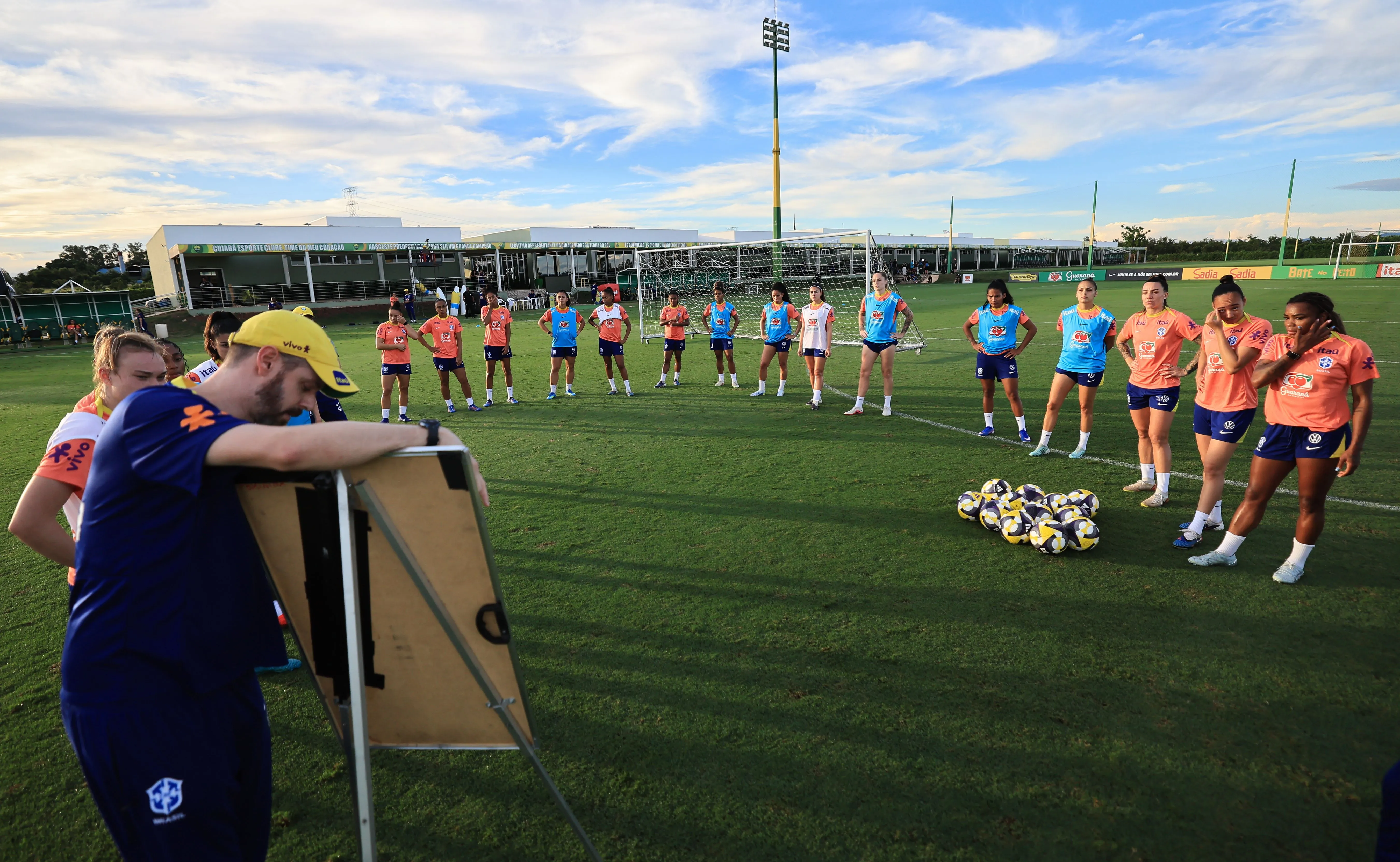 Seleção Feminina atenta a instruções do preparador físico Marcelo Rossetti no CT do Cuiabá