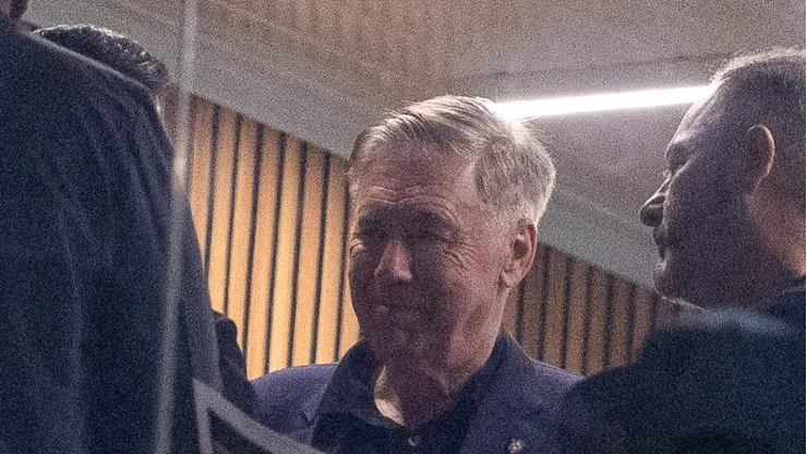 Carlo Ancelotti ASSISTINDO A partida contra o Santos no estadio Jose Maria de Campos Maia pelo campeonato Brasileiro A 2026. Foto: Joisel Amaral/AGIF