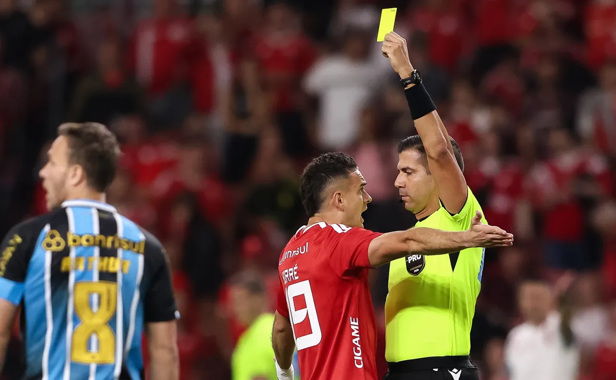 Internacional x Grêmio começa intenso e tem dois cartões em menos de dez minutos no Beira-Rio