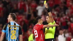 O quarto Gre-Nal de 2026 começou pegado e com cartões amarelos (Photo by Pedro H. Tesch/Getty Images)