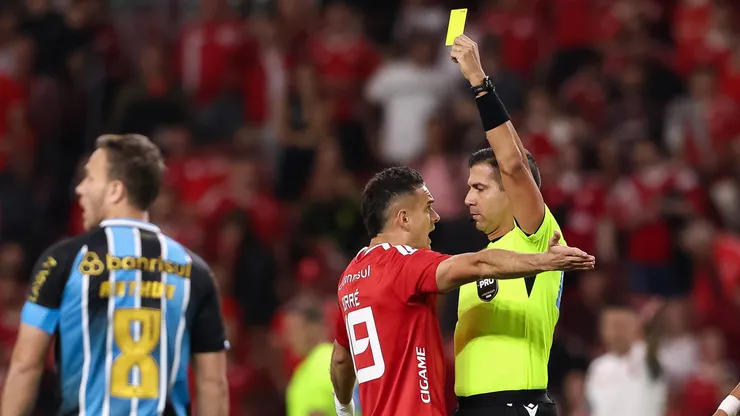 O quarto Gre-Nal de 2026 começou pegado e com cartões amarelos (Photo by Pedro H. Tesch/Getty Images)