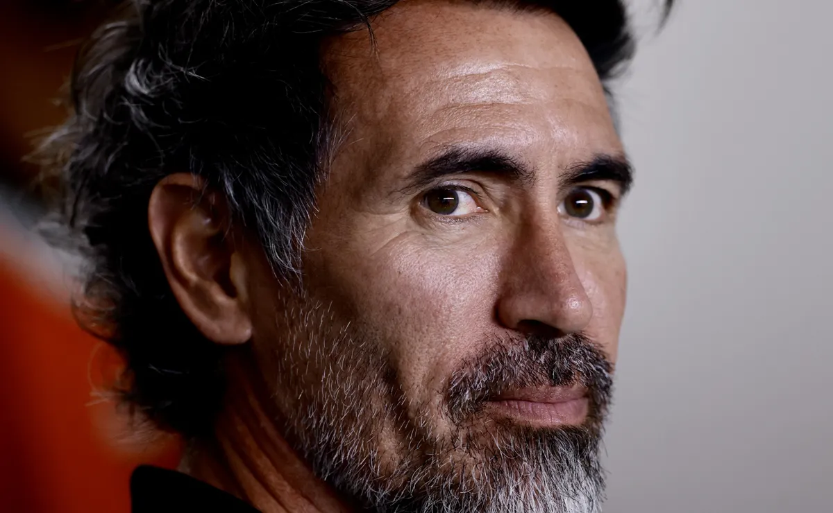 Atlético-MG perde para o Santos e Eduardo Domínguez demora para mexer na equipe na Vila Belmiro