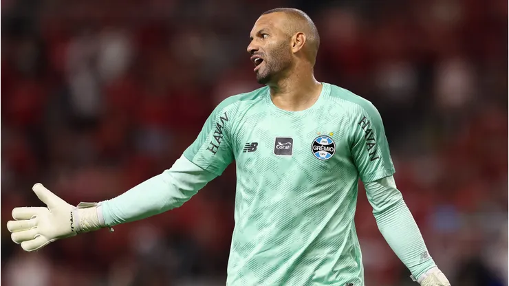 Weverton salva o Grêmio no primeiro tempo contra o Internacional