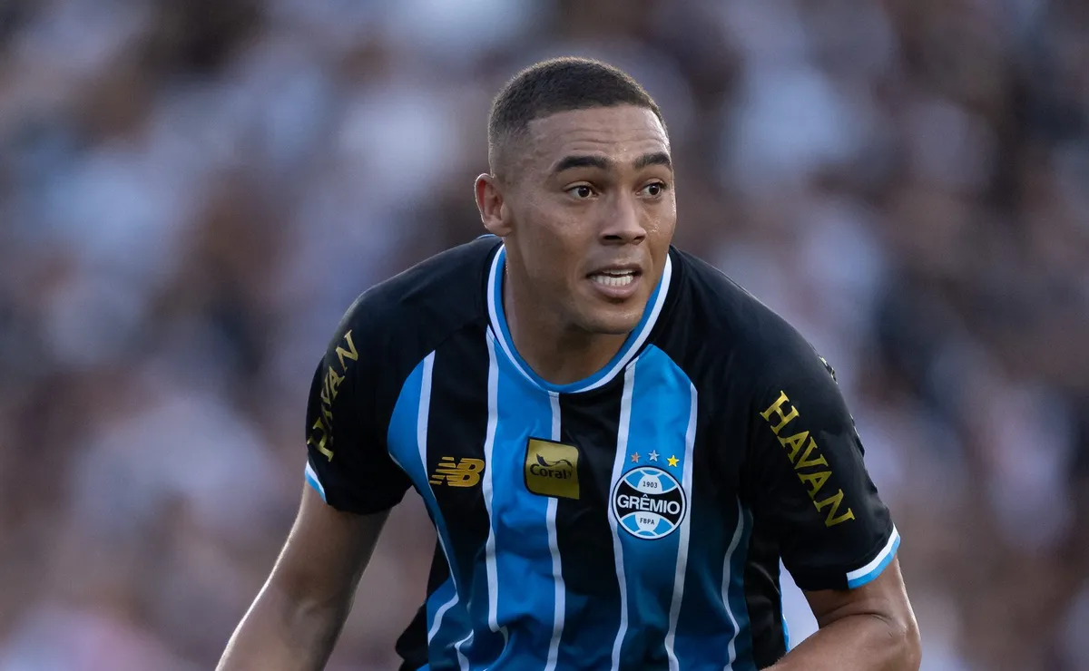 Carlos Vinicius reclama com o meio-campo do Grêmio durante o Grenal 452 e chama a atenção