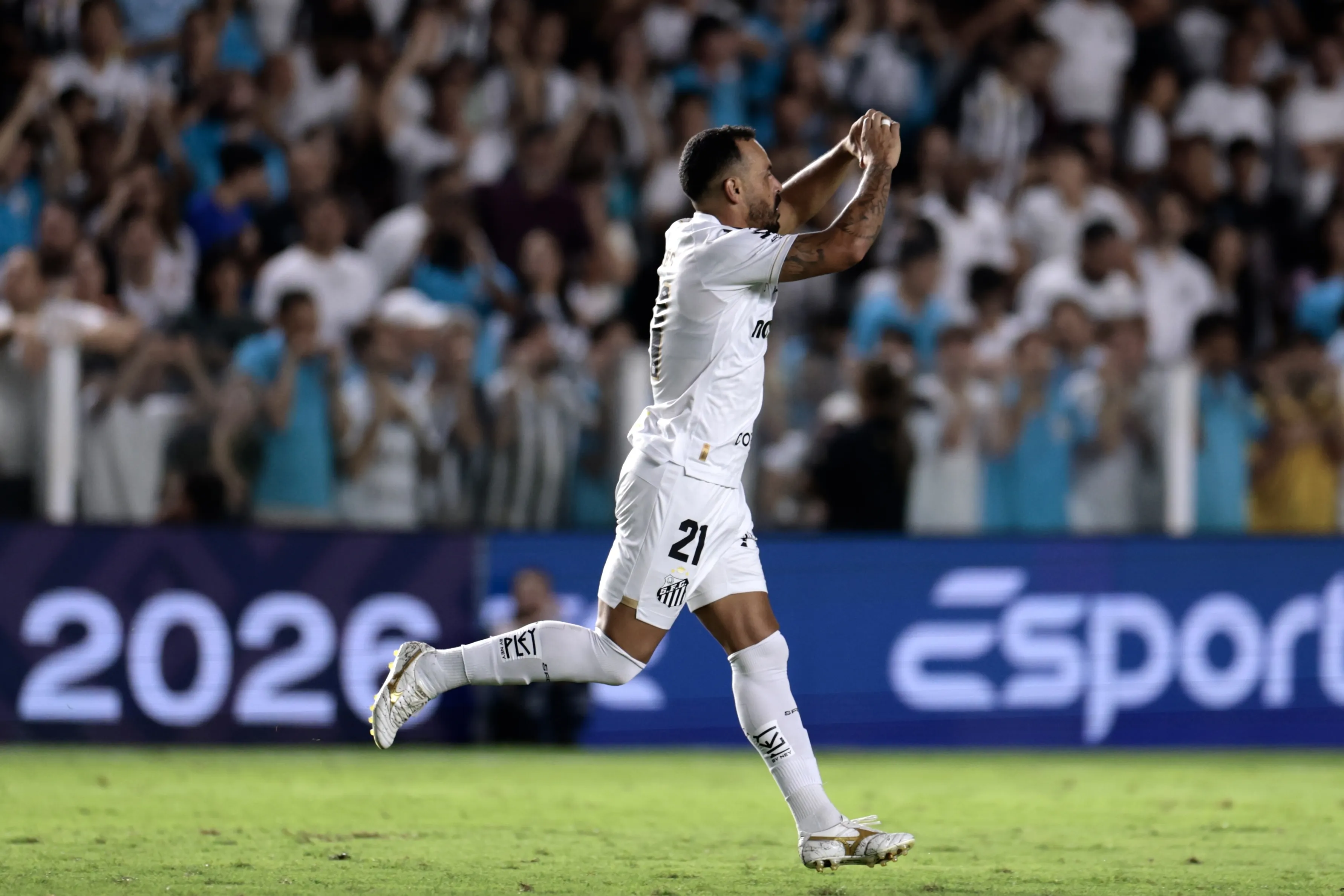 Moisés comemora o gol diante do Santos. Foto: Marcello Zambrana/AGIF