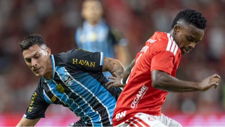 Carbonero jogador do Internacional disputa lance com Pavon jogador do Gremio durante partida no estadio Beira-Rio pelo campeonato Brasileiro A 2026. Foto: Liamara Polli/AGIF
