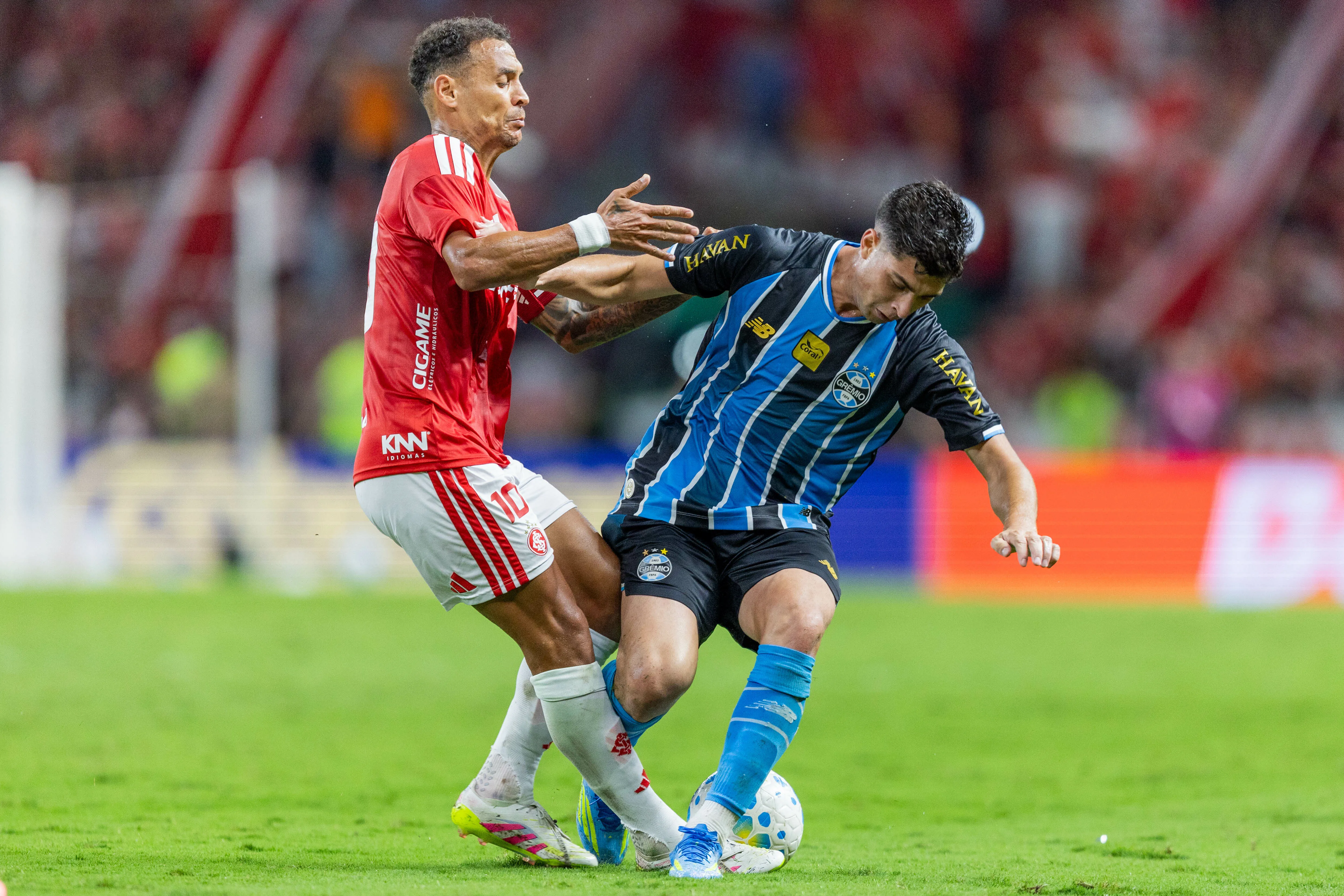 Alan Patrick jogador do Internacional disputa lance com Nardoni jogador do Gremio durante partida no estadio Beira-Rio pelo campeonato Brasileiro A 2026. Foto: Liamara Polli/AGIF