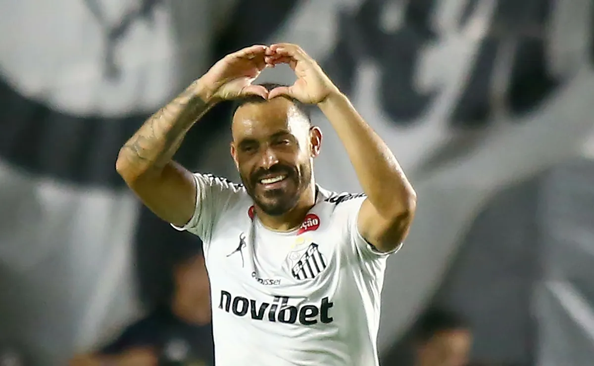 Moisés vira herói do Santos contra o Atlético-MG e garante vitória após assistência de Gabigol