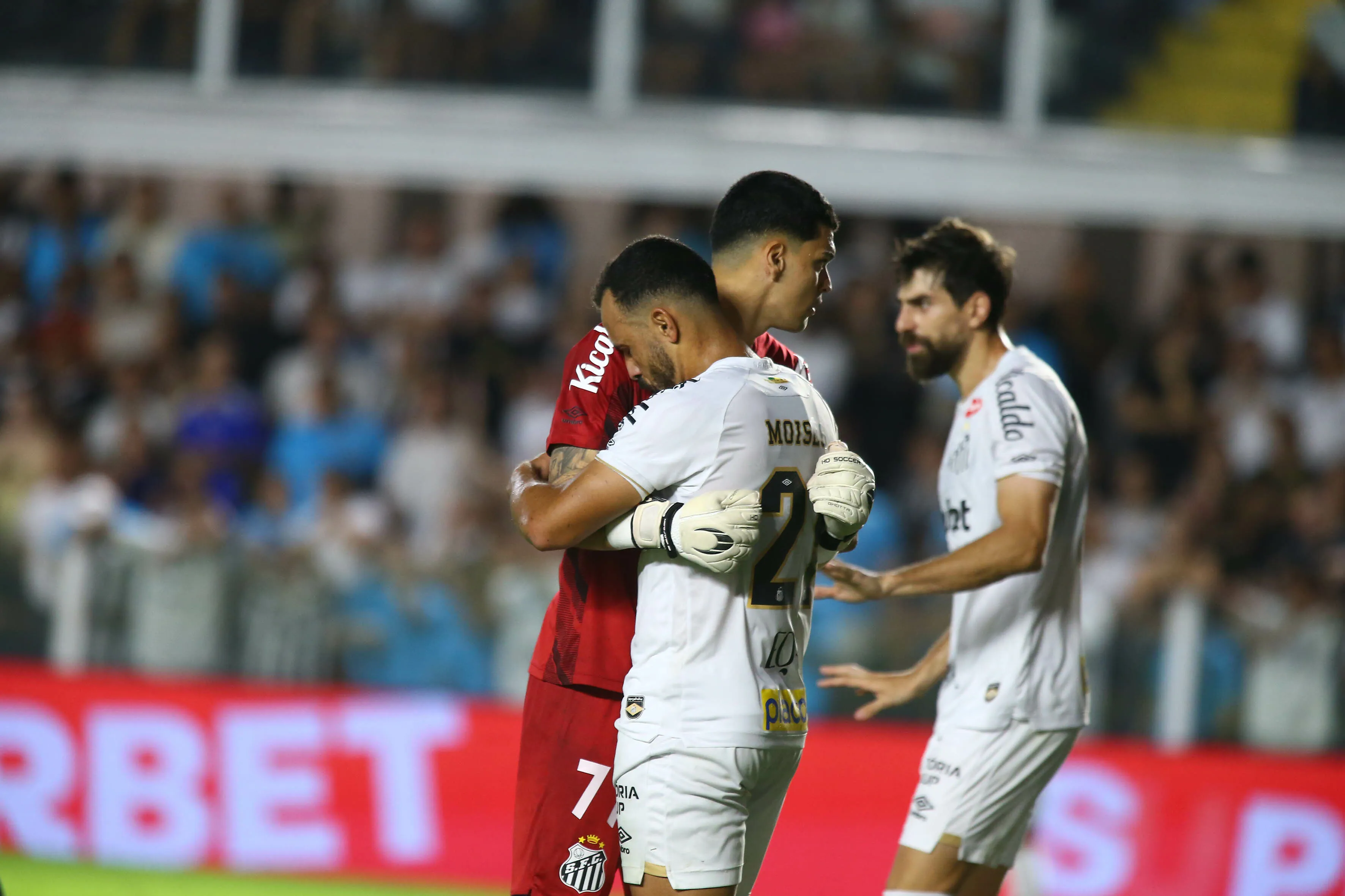 SP – SANTOS – 11/04/2026 – BRASILEIRO A 2026, SANTOS X ATLETICO-MG – GABRIEL BRAZAO jogador do Santos disputa lance com Moises jogador do Atletico-MG durante partida no estadio Vila Belmiro pelo campeonato Brasileiro A 2026. Foto: Mauricio De Souza/AGIF