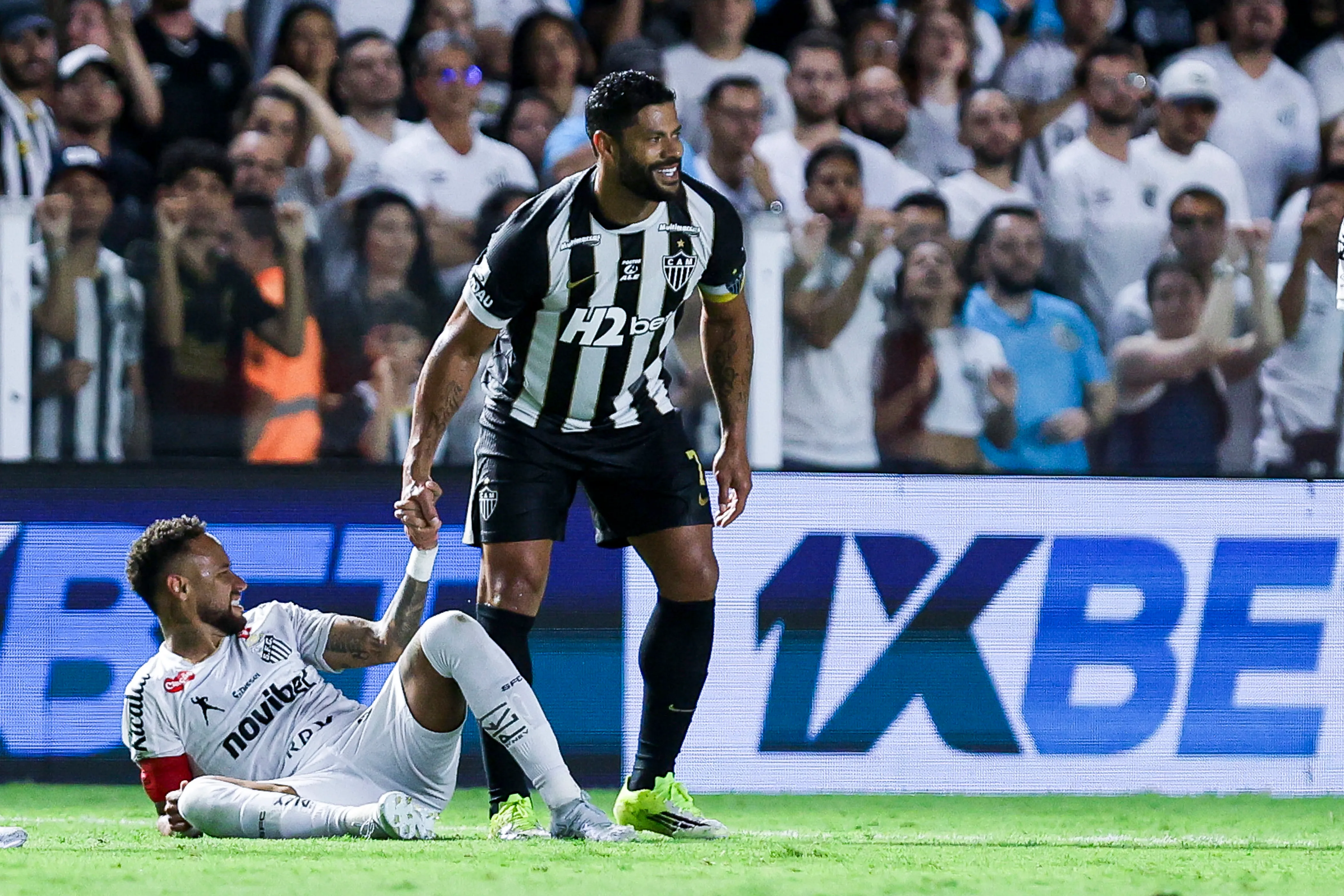 Neymar disputa lance com Hulk em Santos x Galo. Foto: Ricardo Moreira/Getty Images)