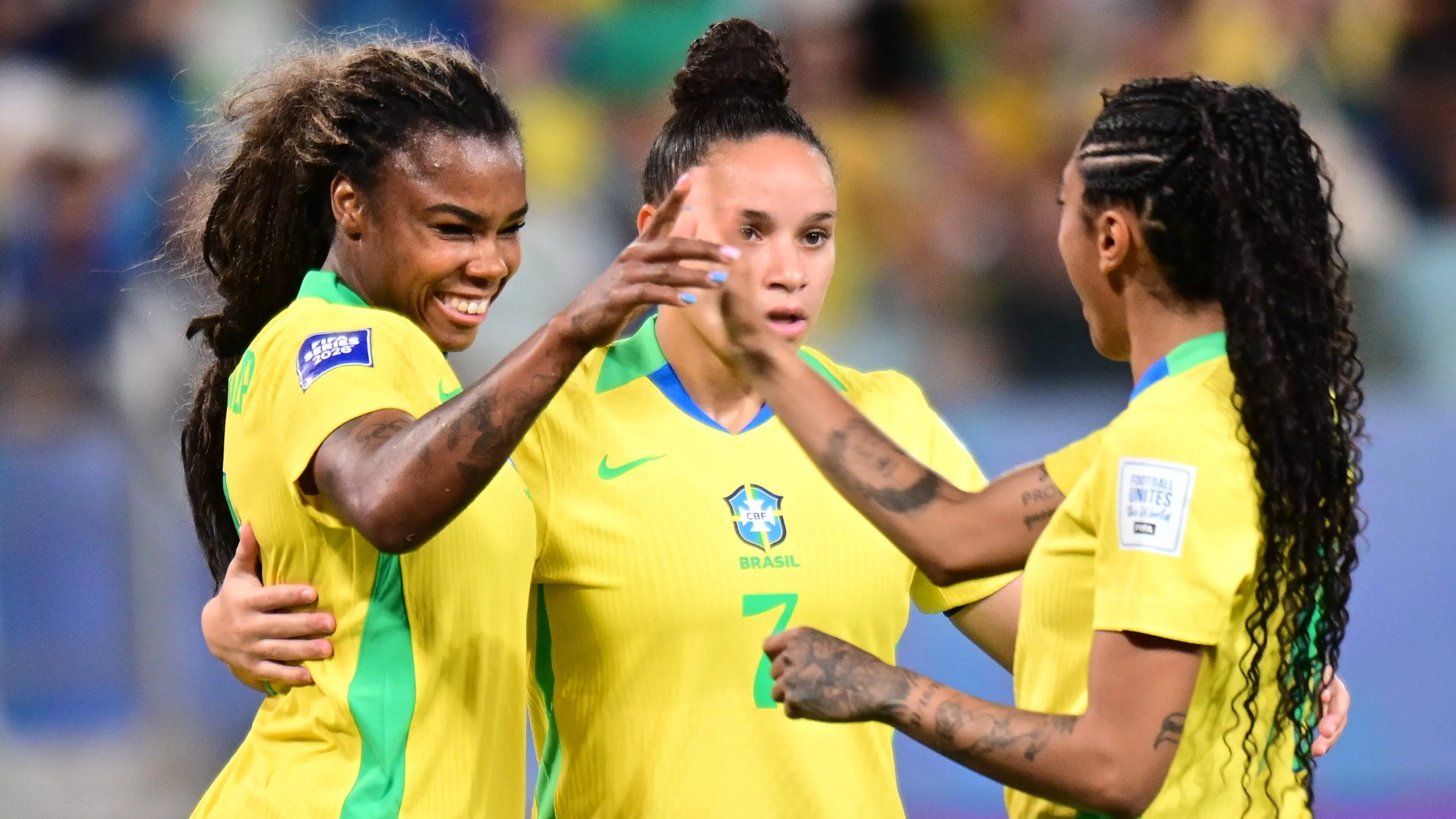Ludmila, Dudinha e Kerolin comemoram gol da Seleção Feminina