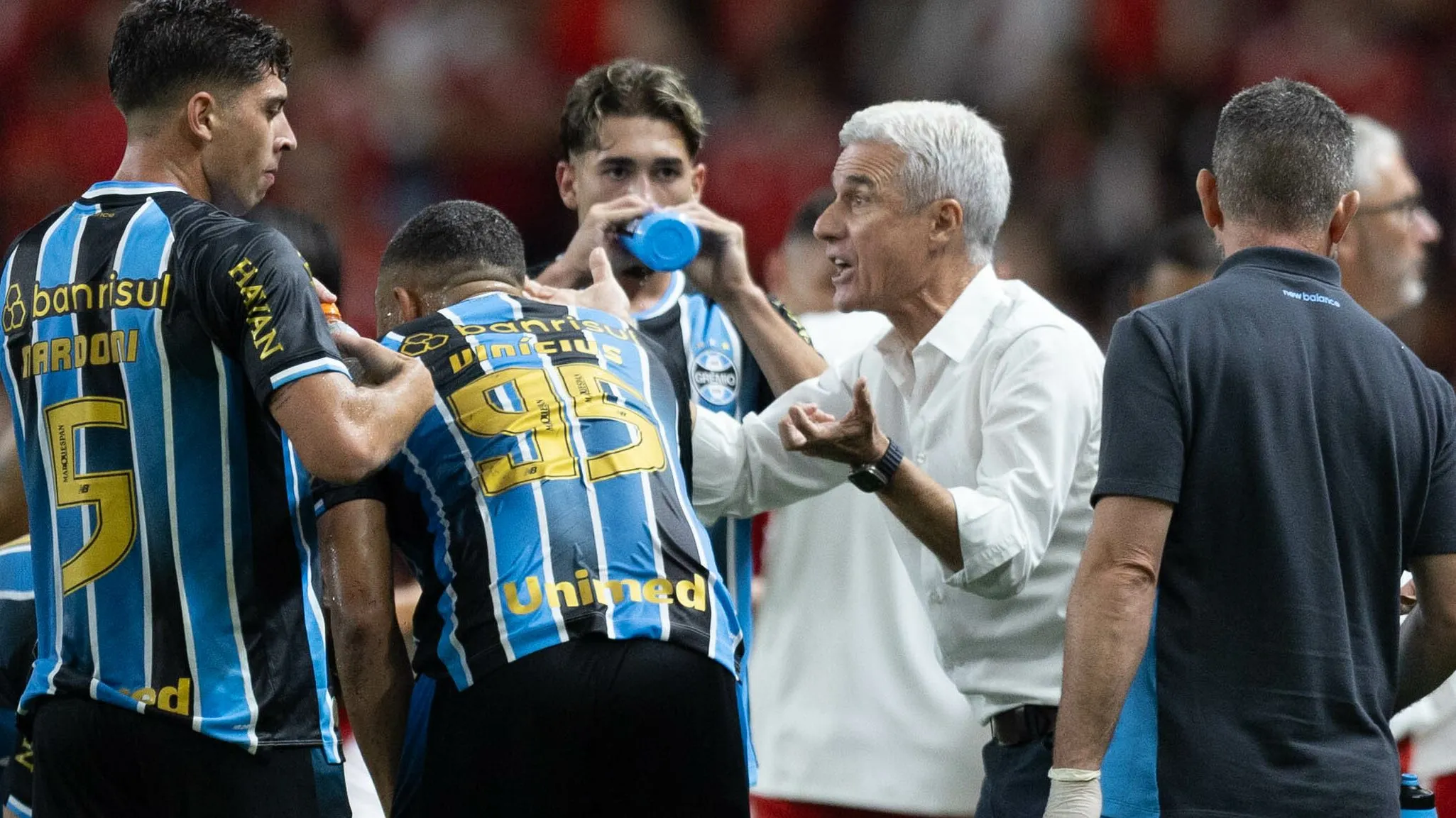 Luís Castro e jogadores. Foto: Liamara Polli/AGIF