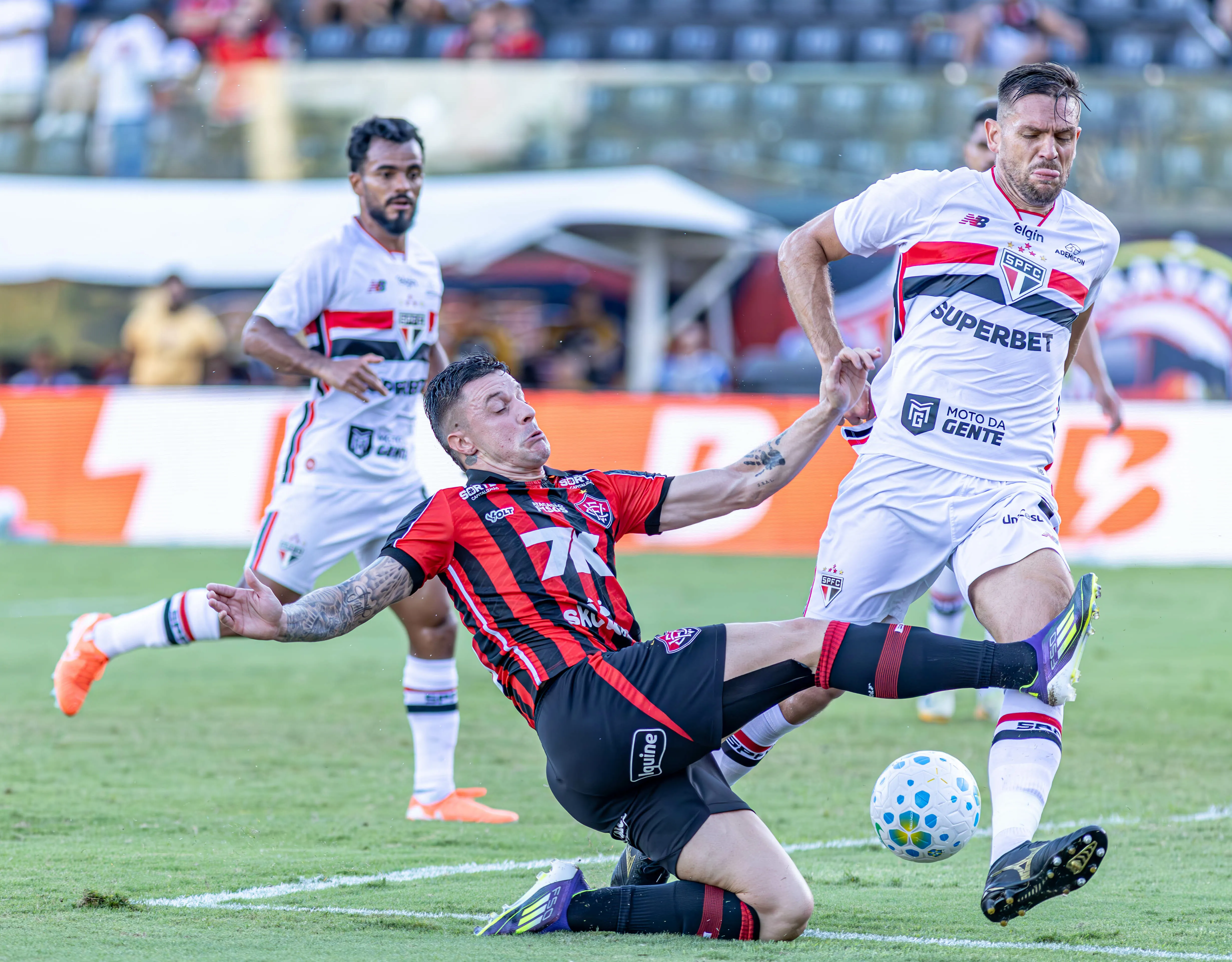 São Paulo perdeu para o Vitória pelo Brasileirão. Foto: Márcio José/AGIF