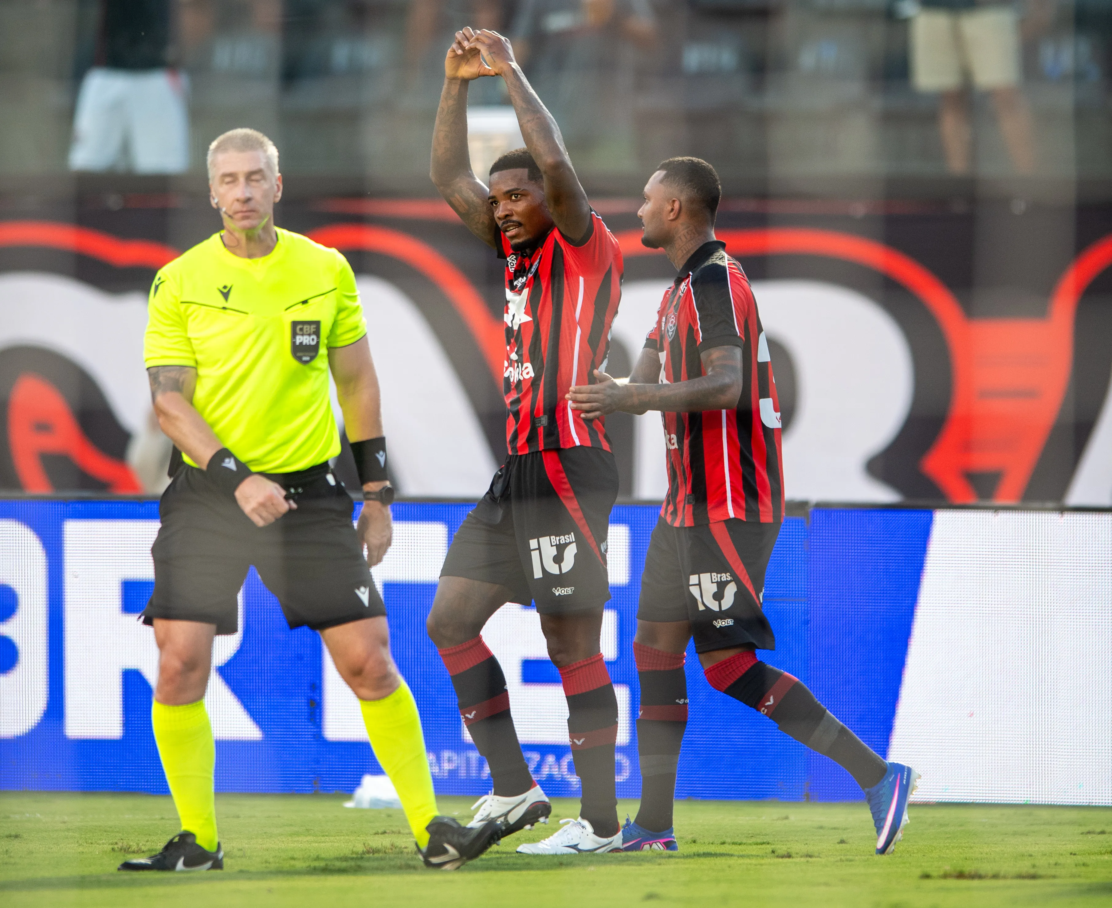 Caca jogador do Vitoria comemora seu gol durante partida contra o Sao Paulo no estadio Barradao pelo campeonato Brasileiro A 2026. Foto: Jhony Pinho/AGIF