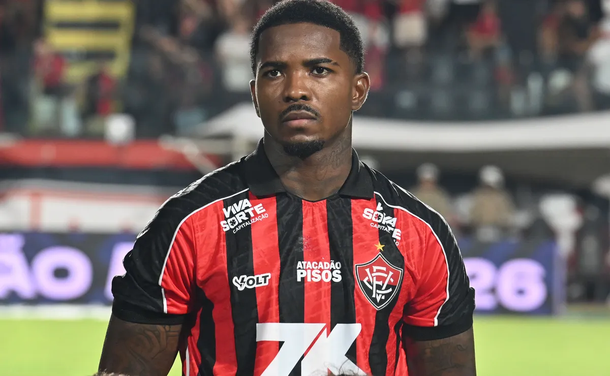 Corinthians pode enfrentar Cacá, Vitória avalia pagar multa e decisão agita bastidores