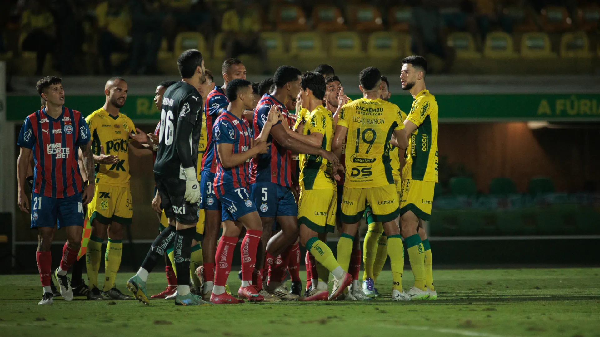 Confusão entre jogadores de Mirassol e Bahia – Foto: Vinicius Silva/AGIF