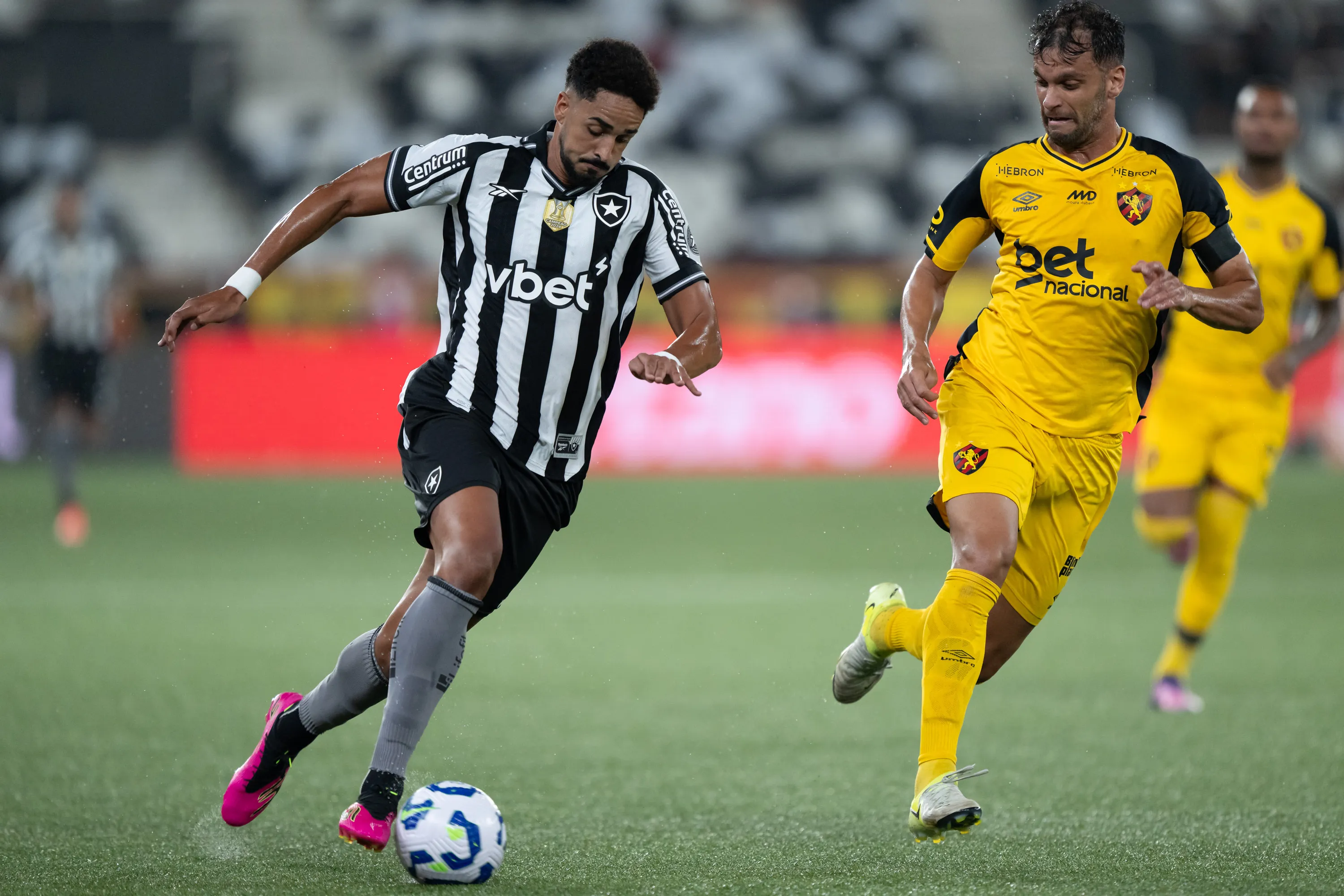 Chris Ramos durante partida pelo Botafogo, no Brasileirão 2025. Foto: Jorge Rodrigues/AGIF