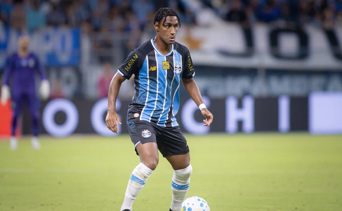 Luís Castro banca Tetê no Grêmio após Gre-Nal, cobra reação e mantém confiança no atacante