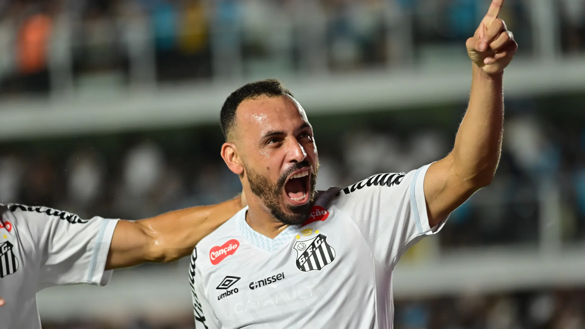 Moisés foi o principal nome do Santos contra o Atlético-MG – Foto: Jota Erre/AGIF