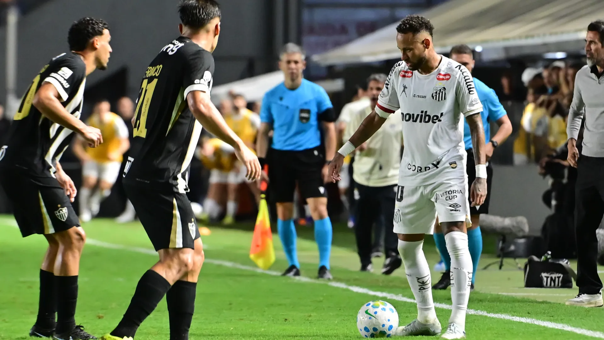 Neymar em ação pelo Santos contra o Atlético-MG – Foto: Jota Erre/AGIF