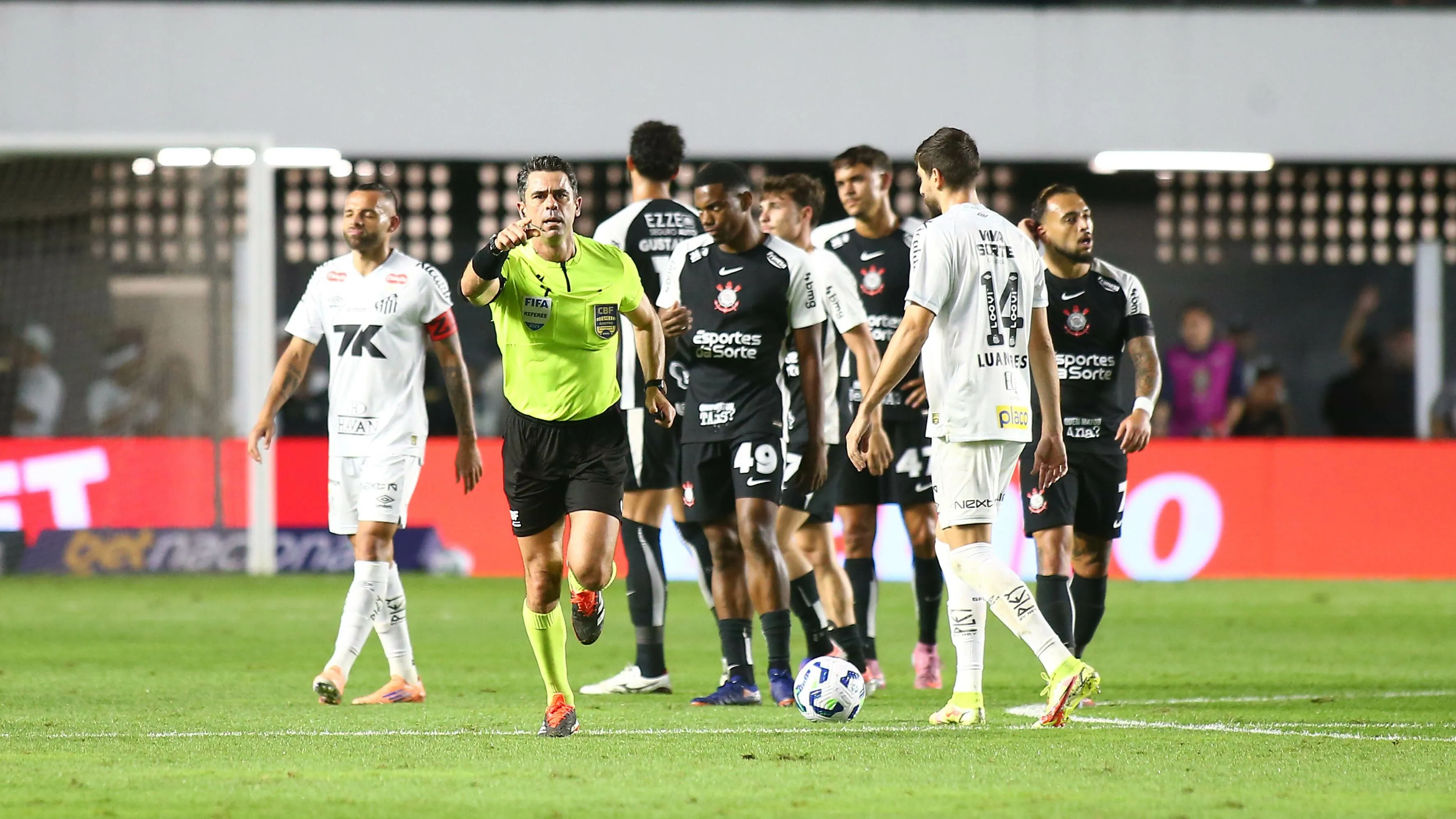O arbitro Flávio Rodrigues de Souza durante partida entre Santos e Corinthians no estadio Vila Belmiro pelo campeonato Brasileiro A 2025. Foto: Mauricio De Souza/AGIF