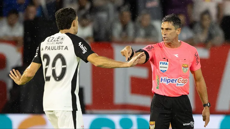 O arbitro Flavio Rodrigues de Souza durante partida entre Bragantino e Corinthians no estadio Cicero De Souza Marques pelo campeonato Paulista 2026. Foto: Joisel Amaral/AGIF