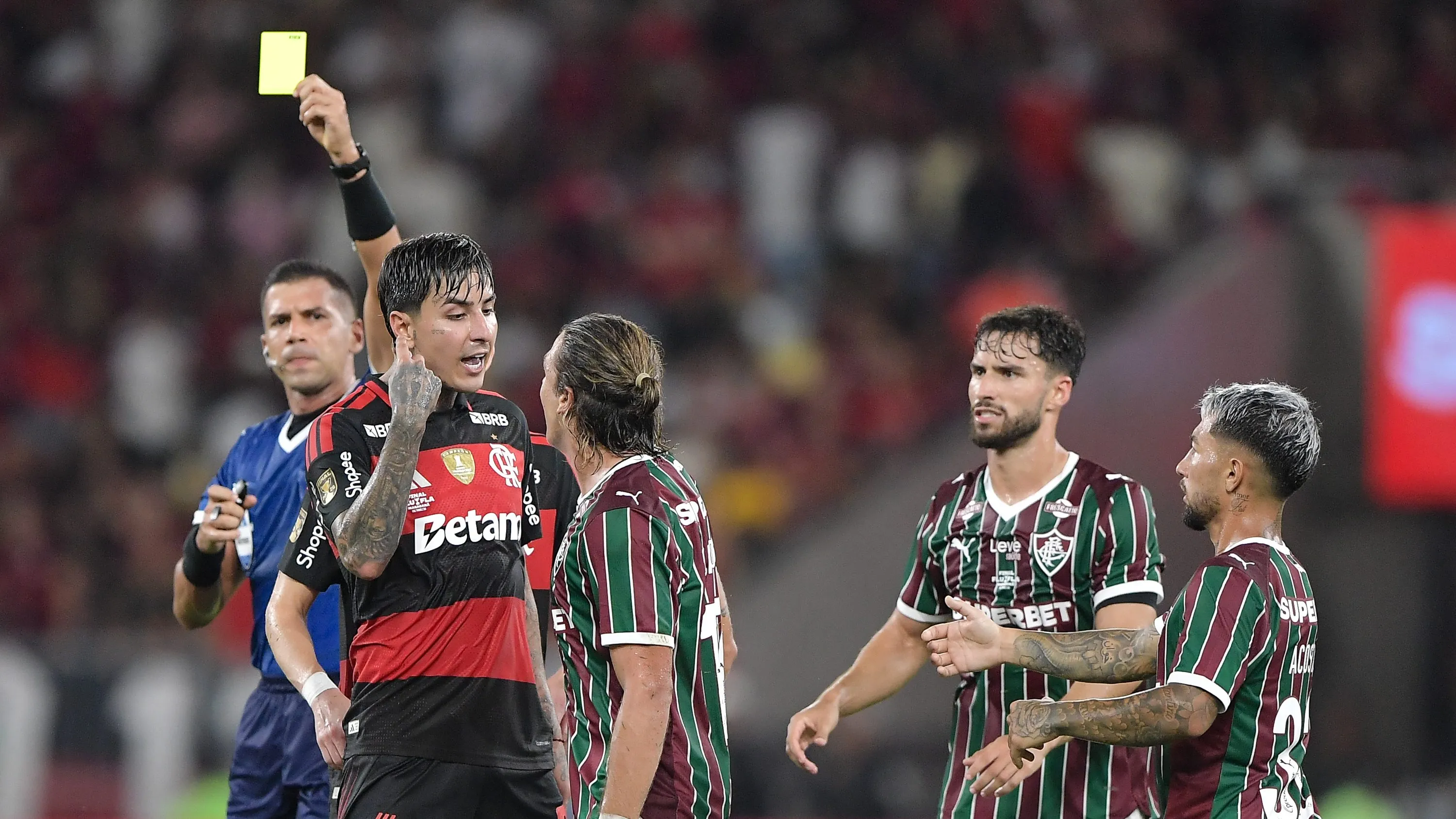 Pulgar jogador do Flamengo disputa lance com Canobbio jogador do Fluminense durante partida no estadio Maracana pelo campeonato Carioca 2026. Foto: Thiago Ribeiro/AGIF