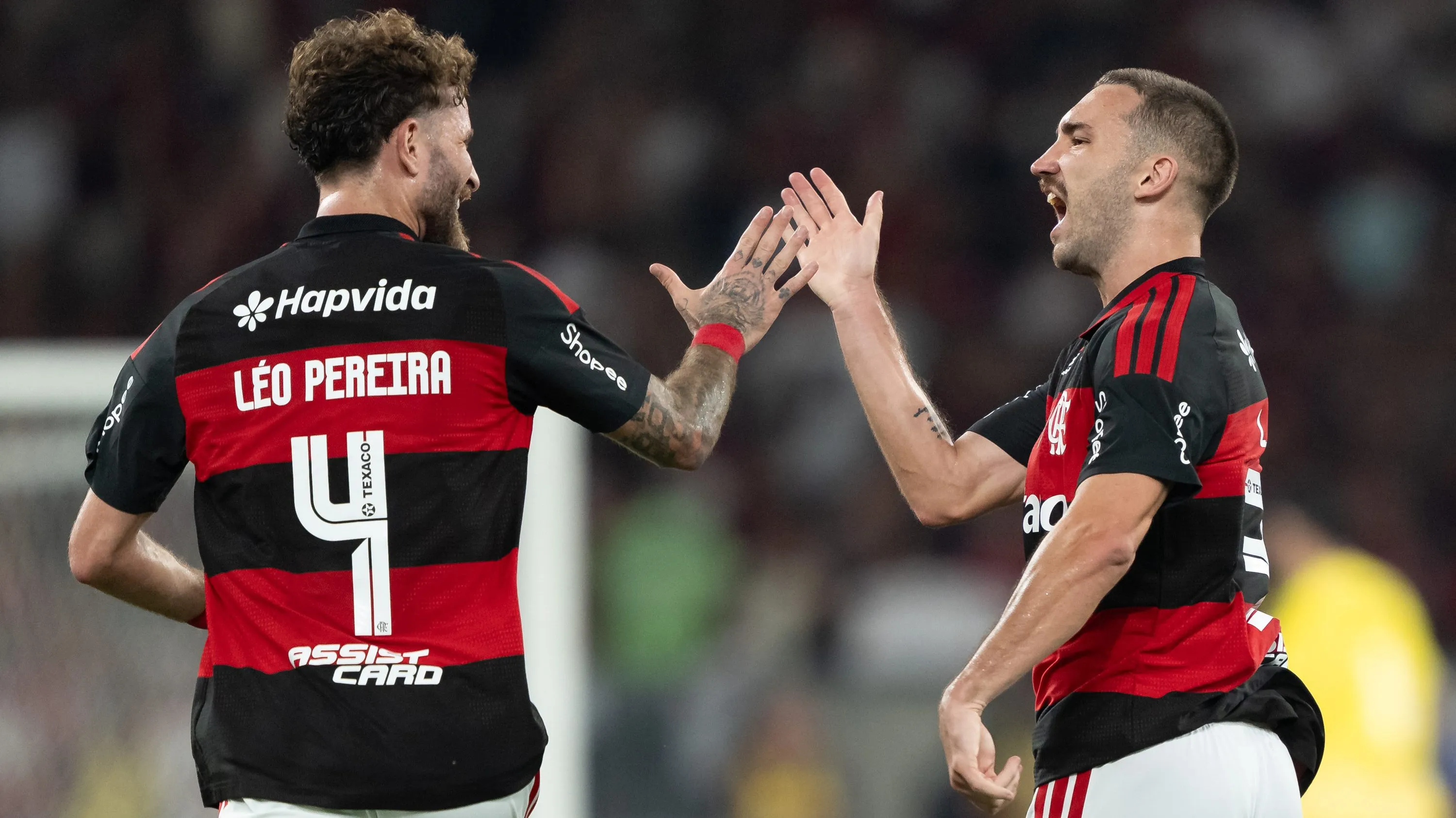 Leo Ortiz jogador do Flamengo comemora seu gol anulado pelo var com Leo Pereira jogador da sua equipe durante partida contra o Santos no estadio Maracana pelo campeonato Brasileiro A 2026.  Foto: Jorge Rodrigues/AGIF