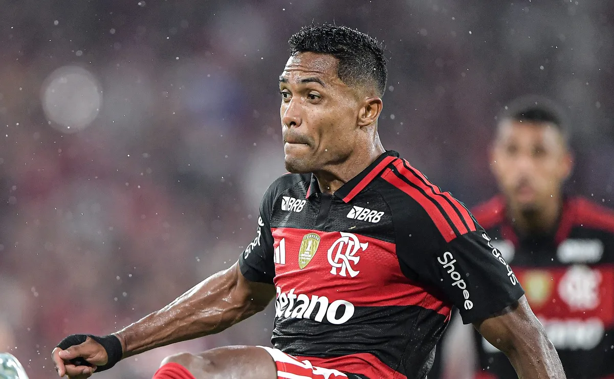 Flamengo divulga relacionados com retorno de Alex Sandro para clássico contra o Fluminense