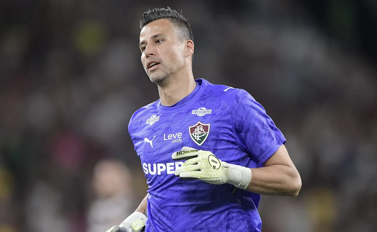 Fábio demora a voltar ao gol, sofre com Pedro e torcida do Fluminense reage com críticas