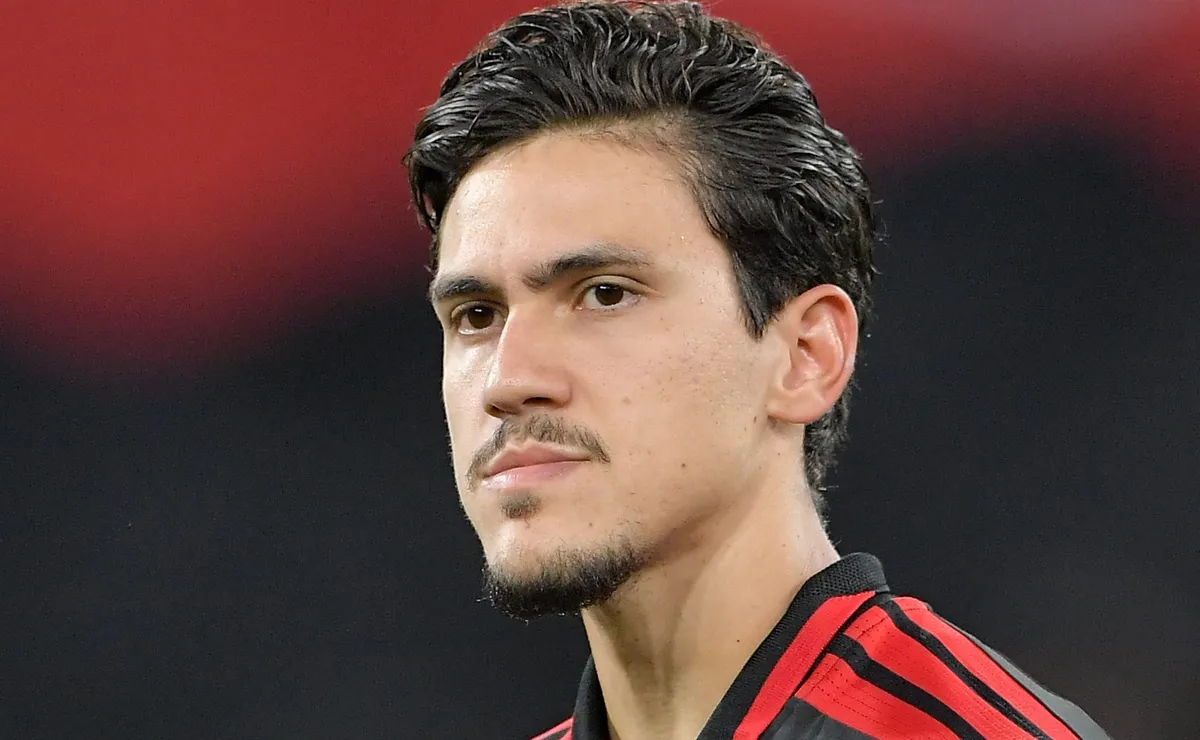 Pedro aproveita falha da defesa, marca golaço e abre o placar para o Flamengo no Fla-Flu