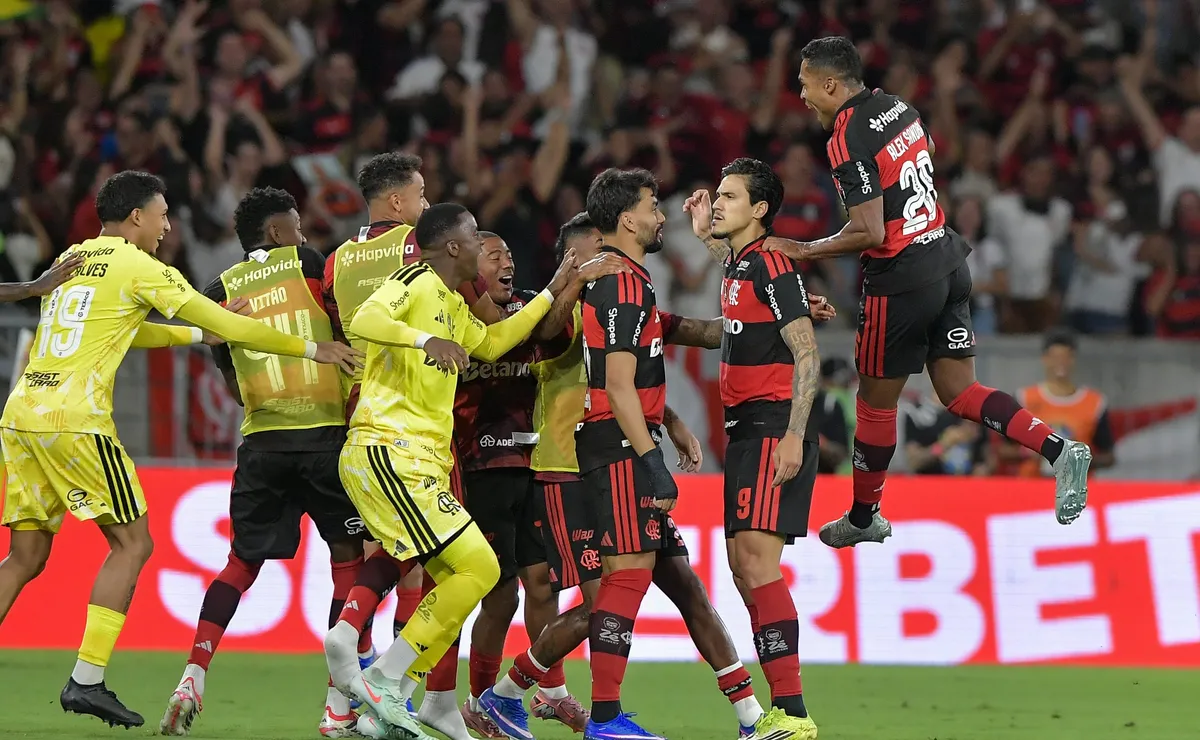 Pedro brilha com golaços e vira herói em vitória do Flamengo contra o Fluminense